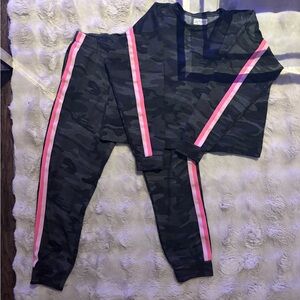 Velvet by Graham & Spencer Dark Gray Camo Sweatshirt and Sweatpants Women’s